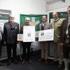 Werner Kuhn und seinen Sohn Hubert bekamen die Antaios-Medaille der Stiftung "Wald, Wild und Flur in Europa" verliehen (von links):  Josef Prüll (Vorsitzender des Stiftungsrats), Harald Kilias, Werner Kuhn und Hubert Kuhn, Heiko Hornung und Jörg Richter.