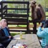 Ein neugieriges Lama besuchte die Bewohner der Lebenshilfe Main-Spessart im Opel-Zoo.