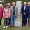 Teilnehmer aus Kleinrinderfeld und Colleville-Montgomery des Bildhauerworkshops bei der Aufstellung der Stele.
