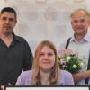 Die dritte und vierte Generation der Familie – vertreten durch Karl und Thomas Anding – umrahmt die frisch gebackene Friseurmeisterin Elena, die sich in ihrer Ausbildung sowohl Vater als auch Großvater zum Vorbild genommen hat.
