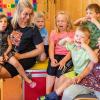 Kinder des Wiesenbronner Kindergartens sitzen albernd neben ihrer Kinderpflegerin Melanie Diaz Rivera.
