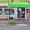 Apothekerin Doris Eisenmann vor ihrer aus Protest geschlossenen Brunnen-Apotheke in Bad Bocklet