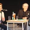 Im Gespräch mit Bibliotheksleiter Christian Schäfer (links) plädierte der Journalist und Metzgerssohn Klaus Reichert für Respekt und Demut im Umgang mit dem Lebensmittel Fleisch.