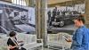 Ausstellungsbesucherinnen vor den Fotos von René Greiner in der Wandelhalle.