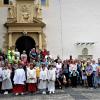 Nach der Eucharistiefeier zum Abschluss der traditionellen Dettelbach-Wallfahrt zur Wallfahrtskirche "Maria im Sand" stellen sich die Wallfahrer dem Fotografen zum Erinnerungsfoto.