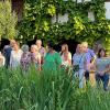 Die Hausener bei ihrem Besuch im Rosengarten von Christine Bender (links) in Kolitzheim.