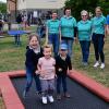Gleich heiß begehrt bei den Kindern war das neue Trampolin am Sportplatz von Großrinderfeld, das der Kinderförderverein mit seiner Vorsitzenden Ariane Brojek (zweite von links) und Bürgermeister Johannes Leibold zusammen mit der Sitzgruppe im Hintergrund beim Familienfest an die Bevölkerung übergab.