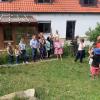 Die Kinder der Grundschule Poppenlauer mit Eltern, Lehrern und Bürgermeister (links) treffen Kinder und Erzieher der Knopfkiste im Garten des Mürschter Kinderhauses. Dessen Bewohner kamen später noch hinzu.