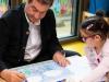Bayerns Ministerpräsident Markus Söder (CSU) verspricht 180.000 neue Betreuungsplätze von der Krippe bis zum Grundschul-Hort. Woher das Fachpersonal dafür kommen soll, bleibt jedoch unklar.