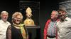 In der Kiliansbüste aus der Spitalkirche Mellrichstadt, die zurzeit im Museum am Dom in Würzburg ausgestellt wird, wurde eine Reliquie gefunden. Darüber freuen sich (von links) Wolfgang Hippeli, Angelika Ochs, Helmut Schlereth und Bürgermeister Michael Kraus.