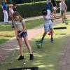 Karlheinz Illner, Mitglied Golfclub, Noah Schöps, Bundesfreiwilliger, Lasse Bellmann, Golfjugendspieler, und Schüler und Schülerinnen der Klasse 4b.