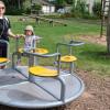 Eine Mutter mit ihrem Kind auf einem öffentlichen Bad Königshöfer Kinderspielplatz. Wer künftig in der Stadt oder den Stadtteilen ein Mehrfamilienhaus mit mehr als drei Wohnungen plant und baut, muss  laut einer neuen Satzung einen Kinderspielplatz anlegen.