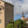 Laut Stromnetzbereiber Bayernwerk soll künftig die Turmnetzstation in Heßdorf abgebaut und als Ersatz in der Nähe des Kriegerdenkmals in der Ortsmitte eine neue moderne Trafostation errichtet werden.