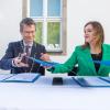 Ein großer Moment: Die stellvertretende Bürgermeisterin der ukrainischen Stadt Lutsk, Iryna Chebeliuk, unterschrieb mit Schweinfurts Oberbürgermeister Sebastian Remelé den Städtepartnerschaftsvertrag. Im Hintergrund Antonia Sarkanitsch, die beim Sommerempfang der Stadt als Übersetzerin fungierte.