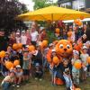 Das Kinderland Bastheim mit Team und Mitarbeitern vom OBI Baumarkt bei der Übergabe des Hochbeets.