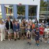 Vor dem Zaun (von links): Anna Guntermann (Lehrkraft), Daniela Schuster (Fachbereich Schule), Hannah Bomhard und Lena Hohlstein (GemüseAckerdemie), Ulrike Jaques (AOK), Jürgen Wappes (Schulleiter), Silke Komp (Elternbeiratsvorsitzende) und Kinder der Friedensreich Hundertwasser-Schule. Dahinter weitere Lehrkräfte und Schüler.