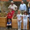 Freuen sich über das neue Beet: Die Kinder aus der SVE Stockheim mit Einrichtungsleiterin Katharina Nöth, Michael Dohrmann vom Naturpark & Biosphärenreservat Bayerische Rhön (Mitte) sowie Michael Geier vom Slow Food Convivium Hohenlohe-Mainfranken.