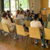 Migrantinnen und Migranten aus der Kolping Akademie und dem Reuterhaus besuchten die Umweltstation der Stadt Würzburg. Jakob Sänger informierte sie über Mülltrennung in Deutschland