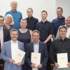 Landrat Thomas Eberth (mittlere Reihe rechts) dankte den Mitgliedern des Gutachterausschusses für ihre Arbeit. Erstmals berufen wurde der neue Leiter des Amtes für Digitalisierung, Breitband und Vermessung Würzburg mit Außenstelle Kitzingen, Oliver Treptau (vorne Mitte). Als öffentlich bestellte und vereidigte Sachverständige gehören dem Gutachterausschuss Markus Stürzenberger (vorne links) und Thomas Schopf (vorne rechts) an.