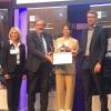 Über die erhaltene Auszeichnung für fortgeschrittene Satellitenproduktionsmethoden freuen sich (von links) die INNOspace-Koordinatoren des DLR: Janusz Heitmann und Franziska Zeitler, das ZfT-Team: Vorstand Professor Klaus Schilling, Lageregelungsteamlead Lisa Elsner, Geschäftsführer Daniel Eck und der Vorstand der DLR-Raumfahrtagentur Walther Pelzer.