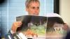 Klar zu erkennen: Auf dem Bild, das der Bürgermeister von Kleinmachnow in Händen hält, ist hinten ein Wildschwein zu sehen. Die Berliner beherrschen nun einmal die Kunst der Täuschung.