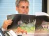 Klar zu erkennen: Auf dem Bild, das der Bürgermeister von Kleinmachnow in Händen hält, ist hinten ein Wildschwein zu sehen. Die Berliner beherrschen nun einmal die Kunst der Täuschung.