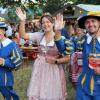 Beim Startschuss zum 52. Obervolkacher Weinfest jubelten (von links) Landsknecht Michael Staudt, Weinprinzessin Pauline Endres und Landsknecht Konstantin Kraus zusammen mit der Fränkischen Weinkönigin Eva Brockmann (hinten rechts) den Gästen zu.