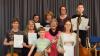 Übergabe der Urkunden an (vorne von links): Julian Jungkunst (D2), Susanne Vogel (D1), Janus Heilgenthal (D2), Petra Breitenbach, Fiona Brand (D1 Kontrabass und D2 Theorie), (hinten von links): Malte Weyland, Hannes Nordmann (D2), Bianca Brand, Moritz Schneider (D1 und D2).