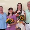 Einrichtungsleiter Raimund Binder und Pflegedienstleiterin Michaela Rzegotta freuten sich mit den Absolventinnen Iryna Kholap (zweite v.l.) und Maria Vieitez (zweite v.r.) und gratulierten mit einem Blumenstrauß.
