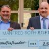 Einen Spendenscheck in Höhe von 2500 Euro nimmt der Geschäftsführer des Haus Marienthal, Matthias Zaworka, von Winfried Beetz von der Manfred-Roth-Stiftung entgegen.