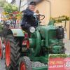 Ein historischer Bulldog führte den Festumzug zum Jubiläum der Feuerwehr durch Markt Einersheim an.
