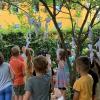 Die Kinder finden einen Schultütenbaum im Garten des Kindergartens.