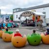 Vor der Sommerbühne hat es sich das Publikum an Biertischgarnituren und extravaganten Sesseln bequem gemacht. Vor der Sommerbühne hat es sich das Publikum an Biertischgarnituren und extravaganten Sesseln bequem gemacht.