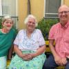Monika Kraus mit Seniorchefin Eva Witt und Heimleiter Helmut Witt.