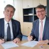Der neue Chefarzt Slavi Evdokimov (links) und Vorstand Alexander Zugsbradl bei der Vertragsunterzeichnung.