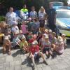 Das Foto zeigt Monika Gistel, Hildegard Geuter, Michelle Rehberger, Tobias Freibott und Christian Gistel und die Mädchen und Jungen vom Kindergarten St. Maria.