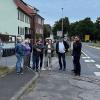 Der knapp zwei Meter breite ehemals als Bushaltestelle angelegte Streifen an der Einmündung Schifferstraße/Staatsstraße 2299 am Mainkai Lengfurt muss entfernt werden. Ersetzt wird er durch einen Grünstreifen; der hier sichtbare Gehsteig (links) wird saniert und dem ortsseitig angrenzenden Parkbereich zugefügt.