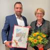 Mit Blumen und einer Karikatur hat Bad Neustadts Bürgermeister Michael Werner die langjährige Stadträtin Gudrun Hellmuth in der jüngsten Sitzung verabschiedet.