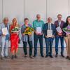 Abschied und Einführung im Landratsamt (von links): Personaldezernent Torsten Hauck, Holger Ebert, Peter Ebert mit Frau, Michael Schulz mit Frau, Michael Haas, Andreas Dorn mit Frau, Landrat Christoph Schauder und Erster Landesbeamter Florian Busch.