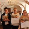 Strahlende Gesichter bei Max Martin, Leni Göttemann  und Emilia Sauer (von links) aus der Klasse 4b der Grundschule Volkach bei der Urkundenverleihung in Abensberg mit Dr. Uwe Brandl, Präsident des Bayerischen Gemeindetags (links) und Dr. Claudia Maria Pecher, Präsidentin der Deutschen Akademie für Kinder- und Jugendliteratur und Leiterin der Landesfachstelle für Büchereien und Bildung im Michaelsbund (rechts im Bild).