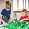 Den Garten Gethsemane gestalten Paul und Emil Kunz (von links) aus Lego.
