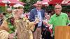 Die Bacchus-Symbolfigur Oswald Bamberger (von links) stößt mit Bürgermeister Jürgen Götz und dem Festkoordinator der Vereine Wolfgang Hagedorn auf die gelungene Organisation an.