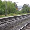Die Häuser nahe der Bahnlinie Würzburg-Aschaffenburg in Himmelstadt, hier im Bereich des Bahnhofes, sind dank vieler Bäume und Sträucher kaum zu sehen. Die Deutsche Bahn plant erneut zum Schutz der Anwohner eine 1380 Meter lange Lärmschutzwand aus Sandwichelementen zu bauen.