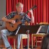 Dass Lehrer Ludger Unland das Gitarrenspiel virtuos beherrscht, zeigte er am Schluss des Vorspielnachmittags im Theatersaal des Rentamtes mit zwei Tango-Stücken. Dass Lehrer Ludger Unland das Gitarrenspiel virtuos beherrscht, zeigte er am Schluss des Vorspielnachmittags im Theatersaal des Rentamtes mit zwei Tango-Stücken.