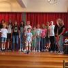 19 der insgesamt 50 Schülerinnen und Schüler zeigten ihr Können beim Vorspielnachmittag. Die Familien und Freunde hatten hier Gelegenheit zu hören, was die Kinder und Jugendlichen bereits gelernt haben. Zum Abschluss stellten sich alle noch einmal auf die Bühne des Theatersaales im Bischofsheimer Rentamt. Rechts im Bild Lehrer Ludger Unland.
