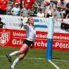 Svenja Schröder vom TV Segnitz schlägt bei der Faustball-Weltmeisterschaft der Frauen 2021 in Grieskirchen den Ball über die Leine. Svenja Schröder vom TV Segnitz schlägt bei der Faustball-Weltmeisterschaft der Frauen 2021 in Grieskirchen den Ball über die Leine.