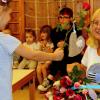 Nach 42 Jahren Tätigkeit als Kinderpflegerin im Rannunger „Gückernest“ geht Marianne Schinzel in Rente. Die Kinder überreichten ihr Rosen und kleine Geschenke.