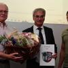 Bürgermeister Volker Faulhaber (Mitte) wurde in der Gemeinderatssitzung für 30 Jahre treue Dienste für die Gemeinde Kist von Manfred Spiegel (links) und Michael Englert beglückwünscht.