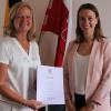 Bürgermeisterin Anette Schmidt (links) überreicht die Ernennungsurkunde zur Standesbeamtin an Yvonne Kaufmann.