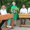 Auf dem Foto (von links): Schulamtsdirektor Alois Schmitt, der jetzt auch in den Ruhestand ging, die frühere Rektorin Renate Böhrer, Rektor Peter Pflüger und Bürgermeister Nick Schuppert setzten sich gerne auf die alten Schulbänke und nahmen ihre Konrektorin Gudrun Wolf in die Mitte.
